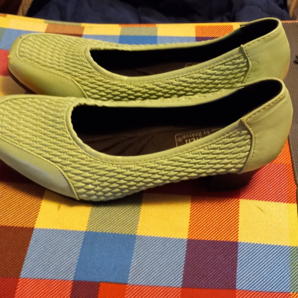 Women's dress shoes
